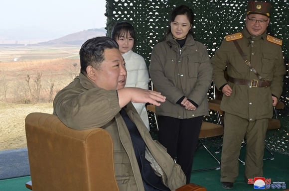 북한이 18일 김정은 국무위원장의 지도 아래 신형의 대륙간탄도미사일 화성-17형을 시험발사했다. 조선중앙통신은 19일 “초강력적이고 절대적인 핵억제력을 끊임없이 제고함에 관한 우리 당과 공화국 정부의 최우선 국방건설 전략이 엄격히 실행되고있는 가운데 18일 조선민주주의인민공화국 전략 무력의 신형대륙간탄도미사일 시험발사가 진행되었다”고 밝혔다. 통신은 이어 김정은 국무위원장이 시험발사를 현지에서 지도했다고 덧붙였다. 2022.11.19 평양 조선중앙통신/연합뉴스