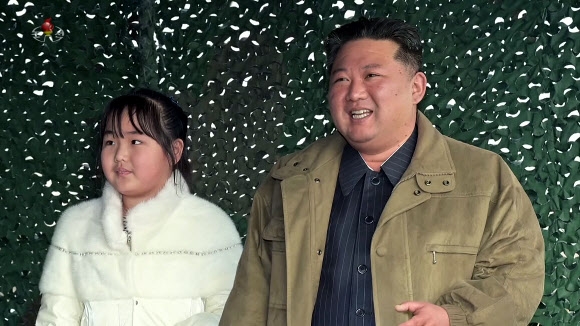 김정은 북한 국무위원장이 지난 18일 대륙간탄도미사일 화성17형 발사 현지 지도에 딸을 처음 대동한 모습을 조선중앙TV가 19일에 이어 20일에도 공개했다. 조선중앙TV·연합뉴스