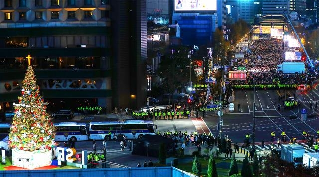 ‘환하게 불 밝힌 트리, 그 옆에는...’