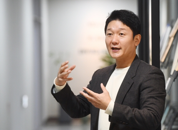 인구정책도 대통령의 의지가 매우 중요하다는 조영태 서울대 교수는 “82년생 김지영의 출산정책에 머물러 있는 인구정책을 MZ세대의 미래정책으로 확 바꿔야 한야”고 주장했다. ‘어떻게 더 낳게’가 아니라 ‘어떻게 더 잘 살게’를 고민해야 한다는 얘기다. 안주영 전문기자