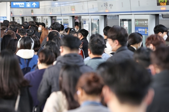 서울 지하철노조, 준법투쟁 돌입-서울교통공사 노동조합과 전국철도노동조합이 사측 인력감축 계획에 반발하며 24일부터 준법투쟁에 돌입했다. 이날 오전 서울 1호선 신도림역에서 지하철을 기다리는 시민들. 2022.11.24 연합뉴스