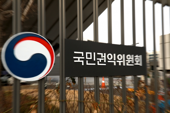 국민권익위원회는 압류토지를 공매해도 체납세액을 충당할 수 없는 것을 알면서도 압류를 해제하지 않고 10년 이상 방치한 것은 위법·부당하다며 체납한 국세에 대해 소멸시효를 완성하도록 과세관청(세무서)에 시정권고했다. 서울신문 DB 국민권익위원회는 압류토지를 공매해도 체납세액을 충당할 수 없는 것을 알면서도 압류를 해제하지 않고 10년 이상 방치한 것은 위법·부당하다며 체납한 국세에 대해 소멸시효를 완성하도록 과세관청(세무서)에 시정권고했다. 서울신문 DB