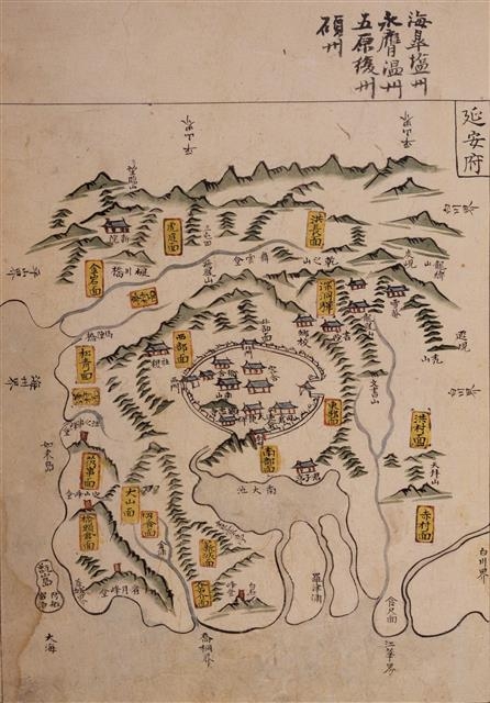 18세기 후반 제작된 ‘여지도’의 연안부 모습. 원형의 연안성 남쪽으로 연백평야에 물을 대는 남대지의 모습이 보인다. 사진 서울대 규장각