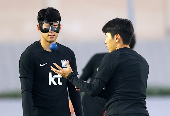 30일(현지시간) 카타르 도하 알에글라 훈련장에서 2022 카타르 월드컵 조별리그 3차전 포르투갈과의 경기를 앞둔 한국 대표팀 손흥민(왼쪽)과 이강인이 밸런싱 훈련을 하고 있다. 2022.11.30 연합뉴스