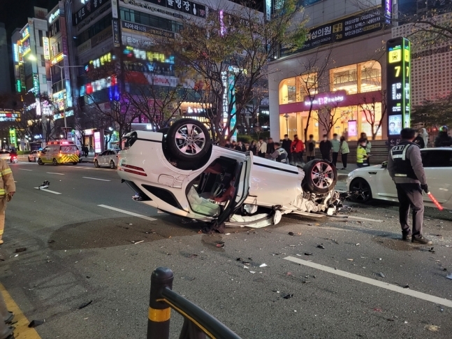 70대 대리운전기사가 몰던 스포츠유틸리티차(SUV)가 전복된 모습. 부산경찰청 제공