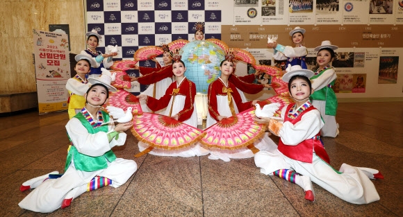 평화 기원 퍼포먼스하는 리틀엔젤스예술단