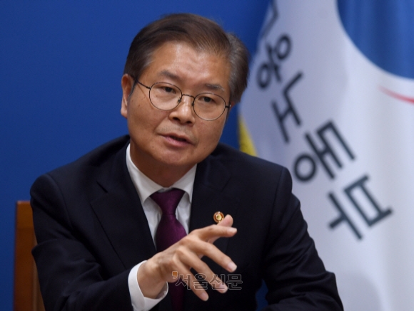 이정식 고용노동부 장관은 1일 중구 서울지방노동청 집무실에서 가진 서울신문과의 인터뷰에서 “국민 삶을 담보로 하는 투쟁 위주의 노동운동 방식은 더이상 국민의 지지를 받을 수 없다”면서 “약자·책임·국민을 생각 않는 노동운동에 미래는 없다”고 강조하고 있다. 박지환 기자
