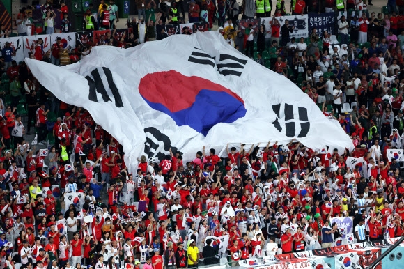 3일 오전(한국시간) 카타르 알라이얀의 에듀케이션 시티 스타디움에서 열린 2022년 카타르월드컵 조별리그 H조 포르투갈과의 3차전 국가 연주 때 관중석의 응원단이 대형 태극기를 펼치며 응원하고 있다. 알라이얀 연합뉴스