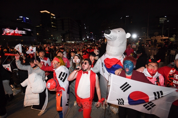 2022카타르 월드컵 조별리그 H조 마지막 경기인 대한민국과 포르투갈의 경기가 열린 3일 서울 종로구 광화문광장에서 시민들이 국가대표 팀을 응원하고 있다. 22.12.03 홍윤기 기자