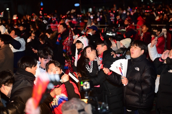 2022카타르 월드컵 조별리그 H조 마지막 경기인 대한민국과 포르투갈의 경기가 열린 3일 서울 종로구 광화문광장에서 시민들이 환호하고 있다. 2022.12.03 홍윤기 기자
