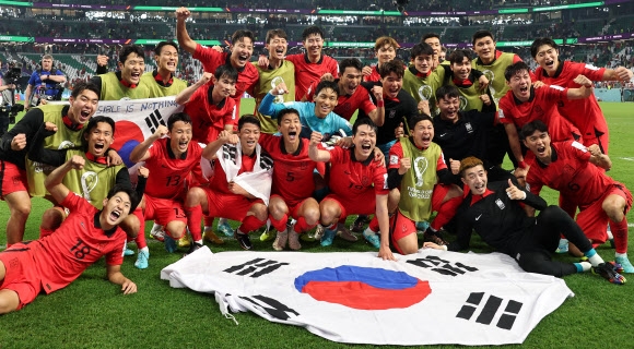 3일 오전(한국시간) 카타르 알라이얀의 에듀케이션 시티 스타디움에서 열린 2022 카타르 월드컵 조별리그 H조 3차전 대한민국과 포르투갈 경기에서 승리를 거두며 16강 진출에 성공한 대표팀이 기념촬영을 하며 기쁨을 나누고 있다. 2022.12.3 연합뉴스