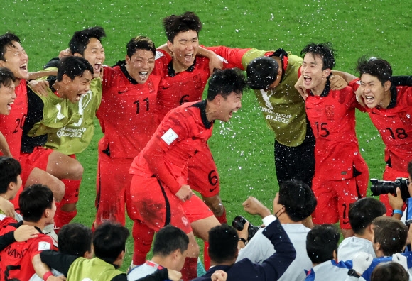 3일 오전(한국시간) 카타르 알라이얀의 에듀케이션 시티 스타디움에서 열린 2022 카타르 월드컵 조별리그 H조 3차전 대한민국과 포르투갈 경기. 손흥민이 16강 진출에 성공하자 동료 선수들과 환호하고 있다. 2022.12.3 연합뉴스