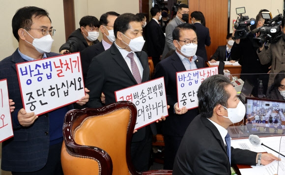 언론인 출신 국민의힘 의원들이 지난 2일 서울 여의도 국회 과학기술정보방송통신위원회 회의실에서 공영방송법 개정안 일방 처리에 반대하는 피켓시위를 하고 있다. 하지만 더불어민주당은 이날 법 개정안을 단독 처리했다. 연합뉴스