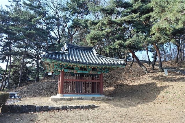 정문부의 무덤으로 오르는 계단 어귀의 신도비.1665년(현종 6)에 건립한 것을 1861년(철종 12)에 내용을 추가해 다시 세웠다고 한다.