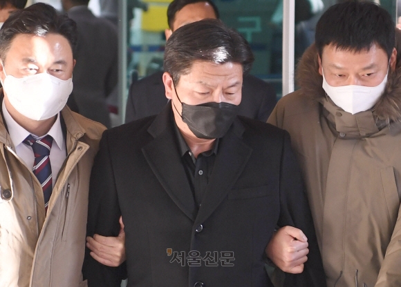 이임재(가운데) 전 용산경찰서장이 지난 5일 서울 마포구 서울서부지법에서 열린 이태원 참사 관련 구속 전 피의자 심문(영장실질심사)을 마치고 이동하고 있다. 홍윤기 기자