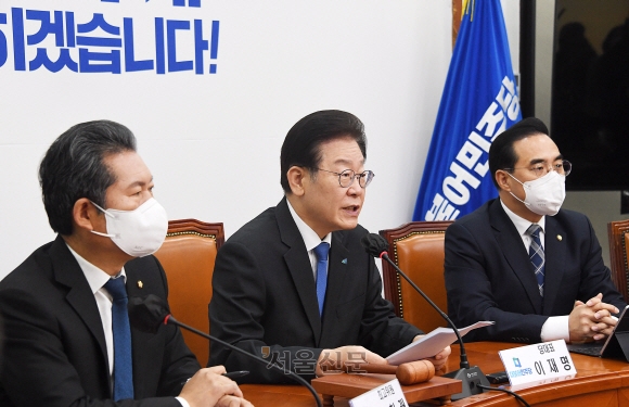 이재명(가운데) 더불어민주당 대표가 취임 100일째를 맞은 5일 국회에서 열린 최고위원회의에서 정부를 향해 “국민이 잠시 맡긴 권한을 민생이 아니라 야당 파괴에 남용하는 것은 국민이 용납하지 않을 것”이라고 말하고 있다. 이 대표 왼쪽은 정청래 최고위원, 오른쪽은 박홍근 원내대표. 오장환 기자