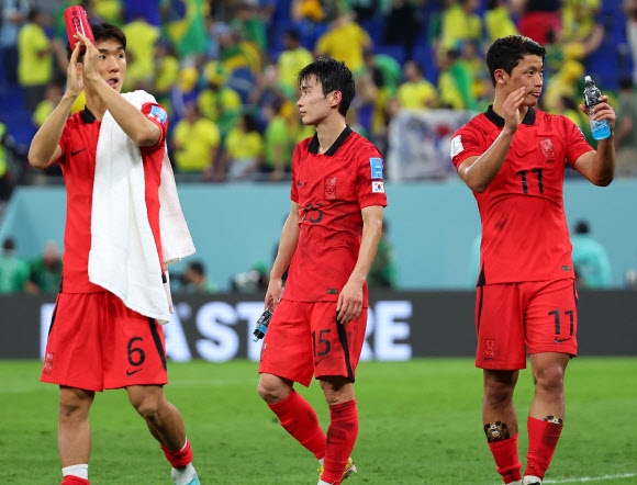 6일(한국시간) 카타르 도하 974 스타디움에서 열린 2022 카타르 월드컵 16강전 대한민국과 브라질의 경기에서 1-4로 패한 대표팀 황인범, 김문환, 황희찬이 팬들을 향해 인사하고 있다. 2022.12.06 연합뉴스