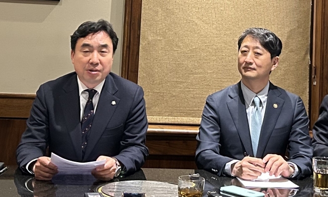 윤관석 국회 산업통상자원중소벤처기업위원장(왼쪽)과 안덕근 통상교섭본부장이 6일(현지시간) 버지니아주 애넌데일의 한 식당에서 열린 특파원간담회에 참석했다.