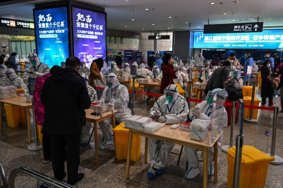 상하이서 전철역 승객 상대로 코로나19 검사하는 방역요원들