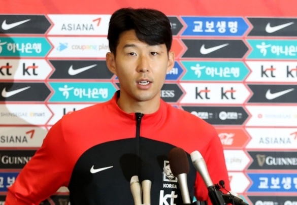 카타르월드컵 경기 일정을 마치고 귀국한 한국 축구대표팀 주장 손흥민이 팬들에게 감사 인사를 하고 있다. 뉴스1