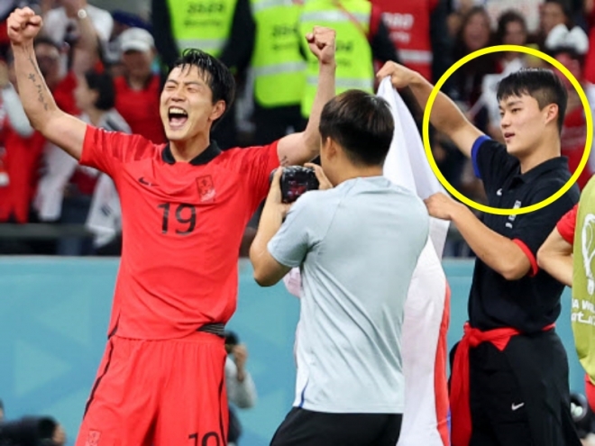 3일 오전(한국시간) 카타르 알라이얀의 에듀케이션 시티 스타디움에서 열린 2022 카타르 월드컵 조별리그 H조 3차전 대한민국과 포르투갈 경기가 끝난 뒤 대표팀 김영권(왼쪽)과 오현규가 기뻐하고 있다. 2022.12.08 연합뉴스