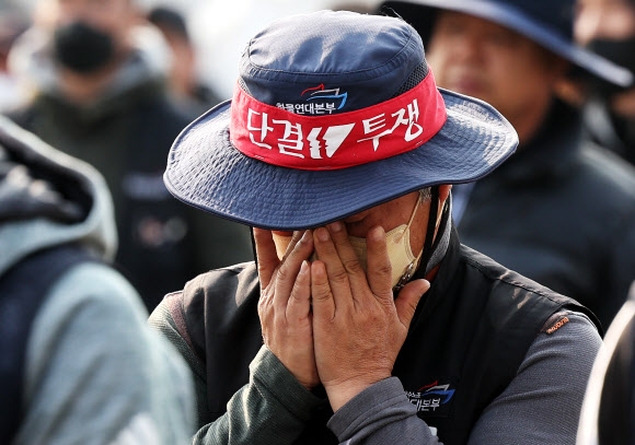 눈물 닦는 화물연대