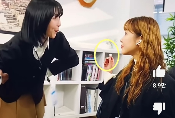 주현영은 입사 2년차 광고회사 직원으로 후배의 행동을 지적하는 캐릭터를 맡았다. SNL코리아의 ‘MZ오피스’ 영상 캡처