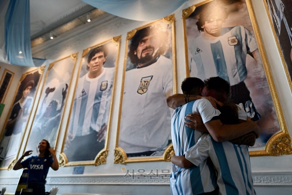 Soccer Football - FIFA World Cup Qatar 2022 - Fans in Buenos Aires watch Argentina v France - La Boca, Buenos Aires, Argentina - December 18, 2022 Argentina fans celebrate their first goal as they watch the match in Lo De Diego REUTERS/Martin Villar NO RESALES. NO ARCHIVES.     TPX IMAGES OF THE DAY/2022-12-19 09:45:13/ <저작권자 ⓒ 1980-2022 ㈜연합뉴스. 무단 전재 재배포 금지.>