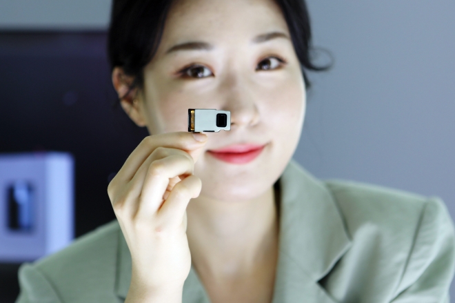 LG이노텍 관계자가 CES에서 공개될 신제품 카메라 모듈을 소개하고 있다. LG이노텍 제공