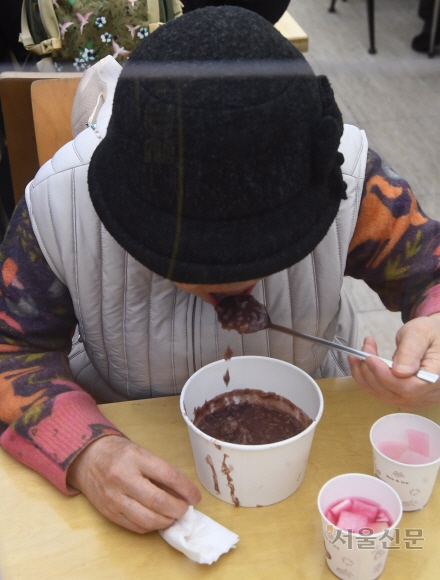 절기상 동지(冬至)인 22일 오전 서울 종로구 조계사 만발식당에서 자원봉사자들이 신도들에게 팥죽을 나눠주고 있다. 2022.12.22 . 안주영 전문기자
