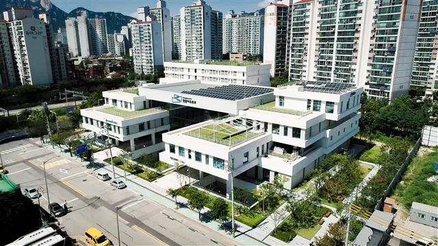 서울시가 서울산업진흥원(SBA)에 위탁해 운영하는 4곳의 창업보육기관 중 한 곳인 서울창업허브 창동의 XR스튜디오 건물 외관. XR스튜디오에서는 크로마키(배경을 합성해 촬영하는 기술) 실시간 동영상을 촬영할 수 있다. 서울시는 가능성 있는 스타트업을 선정해 저렴한 임대료로 사무공간을 내주고 투자 유치 등을 지원한다. 서울시 제공