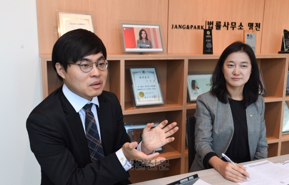 법무법인 명전의 대표변호사인 박정훈(왼쪽) 변호사와 장샛별 변호사가 지난달 24일 서울 서초구 사무실에서 헌법재판소의 ‘8촌 이내 혈족’ 혼인의 사후 무효 효력을 다룬 민법 제815조 2항의 헌법불합치 판결에 대해 설명하고 있다. 이들은 “8촌 이내 사이를 알기 어려운 현대 사회에서 일률적으로 ‘근친혼’ 범위를 유지하며 금지하는 것은 과도한 제한”이라고 했다. 도준석 기자