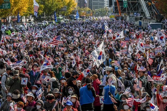 보수단체 지지자들이 서울 종로구 동화면세점부터 대한문까지 세종대로의 서쪽 방향 차로에서 열린 ‘자유통일 주사파 척결 국민대회’에서 구호를 외치고 있다. 뉴시스