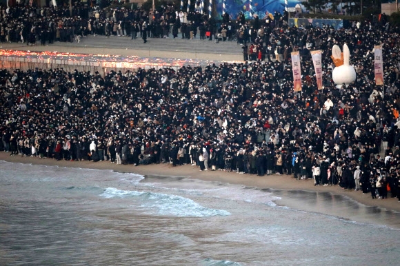 해돋이 바라보며 소원을 빌다