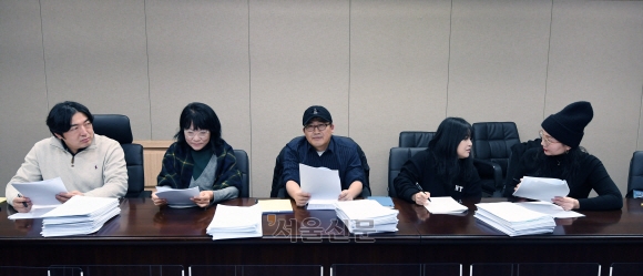 소설 부문을 심사한 노태훈(왼쪽부터)·김미정 문학평론가, 김종광·김이설·윤해서 소설가가 응모 작품들에 대한 의견을 나누고 있다. 도준석 기자