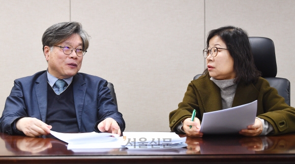 평론 부문을 심사한 유성호(왼쪽)·이경수 문학평론가가 올해 응모가 늘어난 작품들에 대해 의견을 나누고 있다. 안주영 전문기자