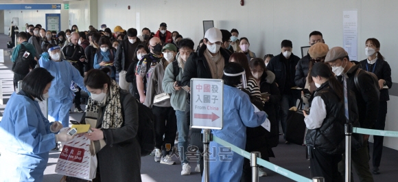 중국 입국자 방역 첫날… 붐비는 인천공항