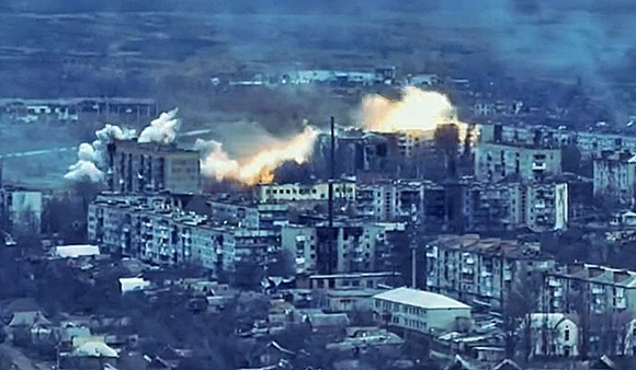 1일(현지시간) 러시아군이 도네츠크주 바흐무트에서 TOS-1A(토스원알파)를 사용해 열압력탄, 일명 진공폭탄을 퍼부은 정황이 포착됐다. 2023.1.1 텔레그램 슈퍼노바