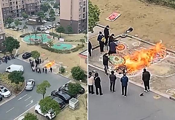 코로나19 사망자 폭증으로 중국의 화장·장례시스템이 사실상 마비된 가운데, 아파트 주차장에서 시신을 화장 처리하는 한 유가족이 포착됐다. 웨이보