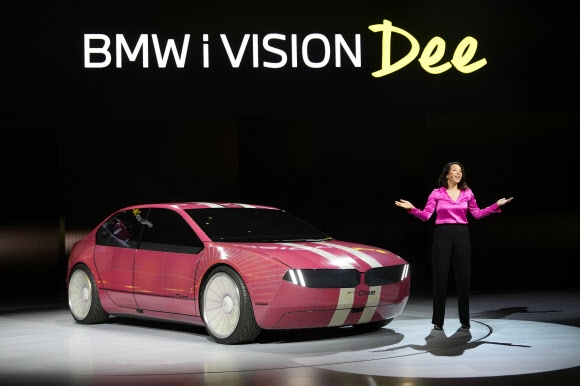 BMW가 CES 2023 개막 전날인 4일(현지시간) 컨셉트카 ‘i Vision(비전) Dee(디)’를 공개하며 외장색을 바꾸는 기술을 선보이고 있다. 라스베이거스 AP 연합뉴스