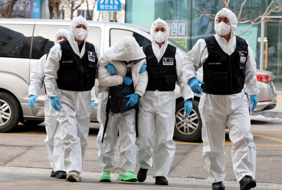 코로나19 확진 후 호텔 격리를 거부하고 도주한 40대 중국인 A씨가 5일 서울에서 검거돼 인천시 중구 모 호텔로 압송되고 있다. 2023.01.05 연합뉴스