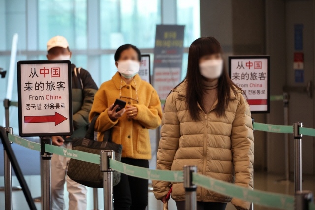 중국에 이어 오늘(7일)부터 홍콩과 마카오발 입국자에 대한 코로나19 방역이 강화된다. 지난 6일 인천국제공항 입국장에 ‘중국發 전용통로’로 관광객이 입국하고 있다. 연합뉴스
