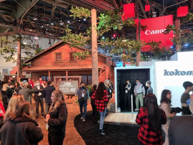 CES 2023 폐막을 하루 앞둔 7일(현지시간) 미국 라스베이거스컨벤션센터 캐논 전시장에 영화 ‘식스센스’의 M.나이트 샤말란 감독과 협업한 오두막 형태 체험 공간이 마련돼 있다. 라스베이거스 김민석 기자
