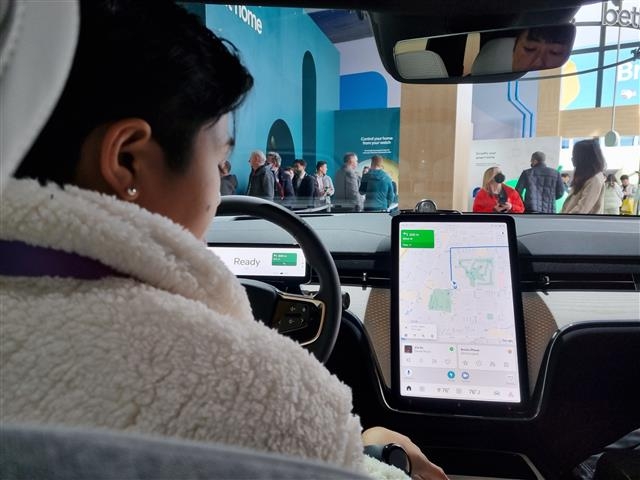 CES 2023 폐막을 하루 앞둔 7일(현지시간) 미국 라스베이거스컨벤션센터(LVCC)에 마련된 구글 전시장에서 직원 샐리가 차량용 인공지능(AI) 비서 ‘구글 빌트인’을 설명하고 있다. 라스베이거스 김민석 기자