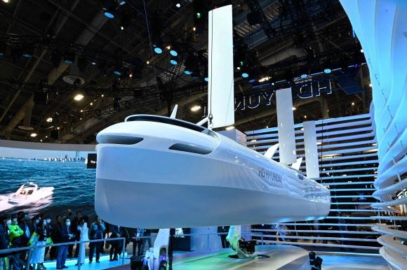 CES 2023 LVCC 웨스트홀 HD현대 부스에 전시된 미래형 선박 모형을 관람객들이 살펴보고 있다. 길이 10.2m에 높이 3.7m로 실제 배를 29대1 크기로 압축해 놓은 것이다. AFP 연합뉴스