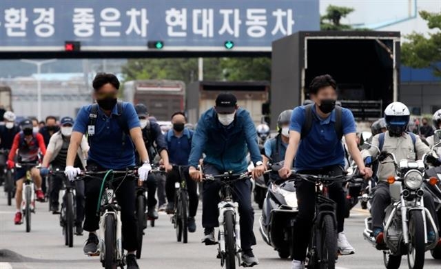 현대자동차 울산공장 명촌정문에서 1조 근로자들이 퇴근을 하고 있다. 뉴스1