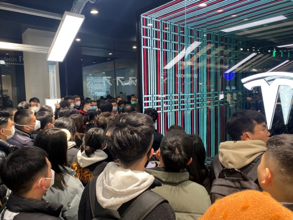 중국 쓰촨성 청두의 테슬라 매장 앞에서 차량 구매자들이 테슬라의 대폭 가격 인하에 항의하며 시위하고 있다. 2023.1.6 소셜미디어(SNS) 캡처 로이터 연합뉴스