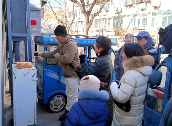 베이징 교민들로 구성된 ‘재중 항일역사기념사업회’가 15일 이육사가 순국한 것으로 추정되는 둥청구 둥창후퉁 28호를 찾아가 추모행사를 갖고 있다. 연합뉴스