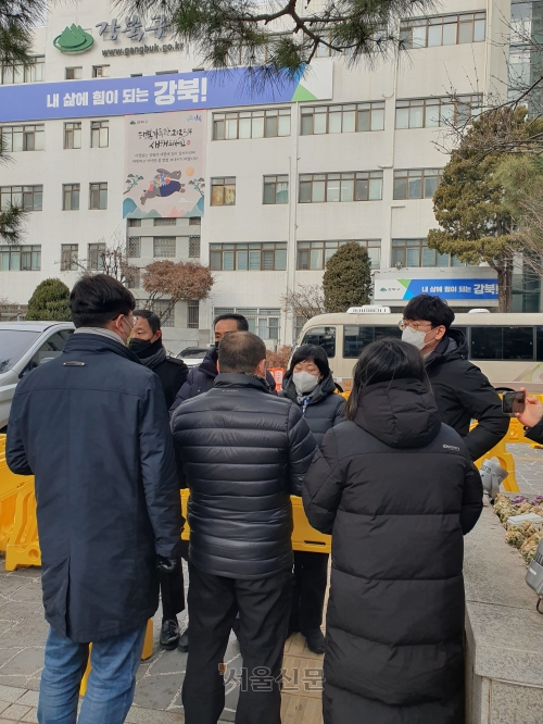 19일 서울 강북구 수유동 강북구청 앞에서 강북구도시관리공단 정상화를 위한 시민대책위원회가 이순희 구청장에게 서명서를 전달하기 위해 청사 진입을 시도하자 강북구 직원들이 이를 막아서고 있다.