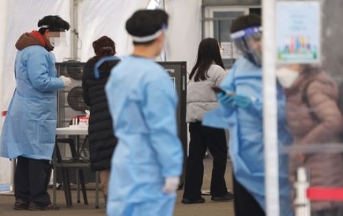 중앙방역대책본부에 따르면 24일 0시 기준 신규확진자 수는 1만 2262명으로 집계됐다. 사진은 24일 오후 서울역 광장에 마련된 선별검사소 모습. 연합뉴스
